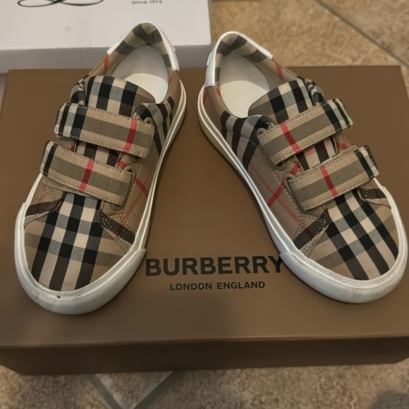 KID AUTHENTIC BURBERRY SHOES - Picture 1 of 5